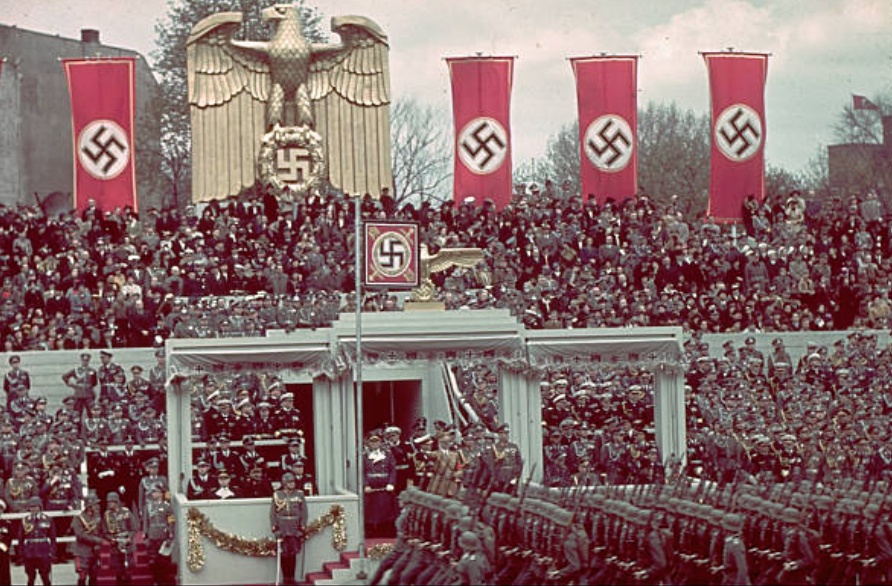 上帝让其灭亡必先让其疯狂,看看二战前夕德国阅兵典礼中的惊人彩照