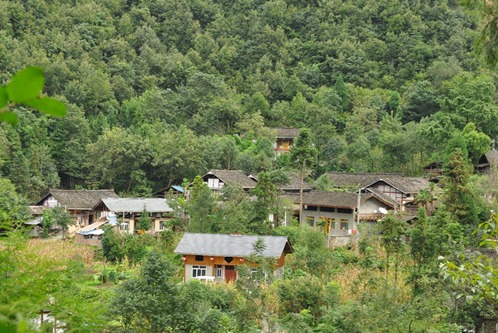 图说:关坝风貌如画,村庄隐没在青山碧水之间