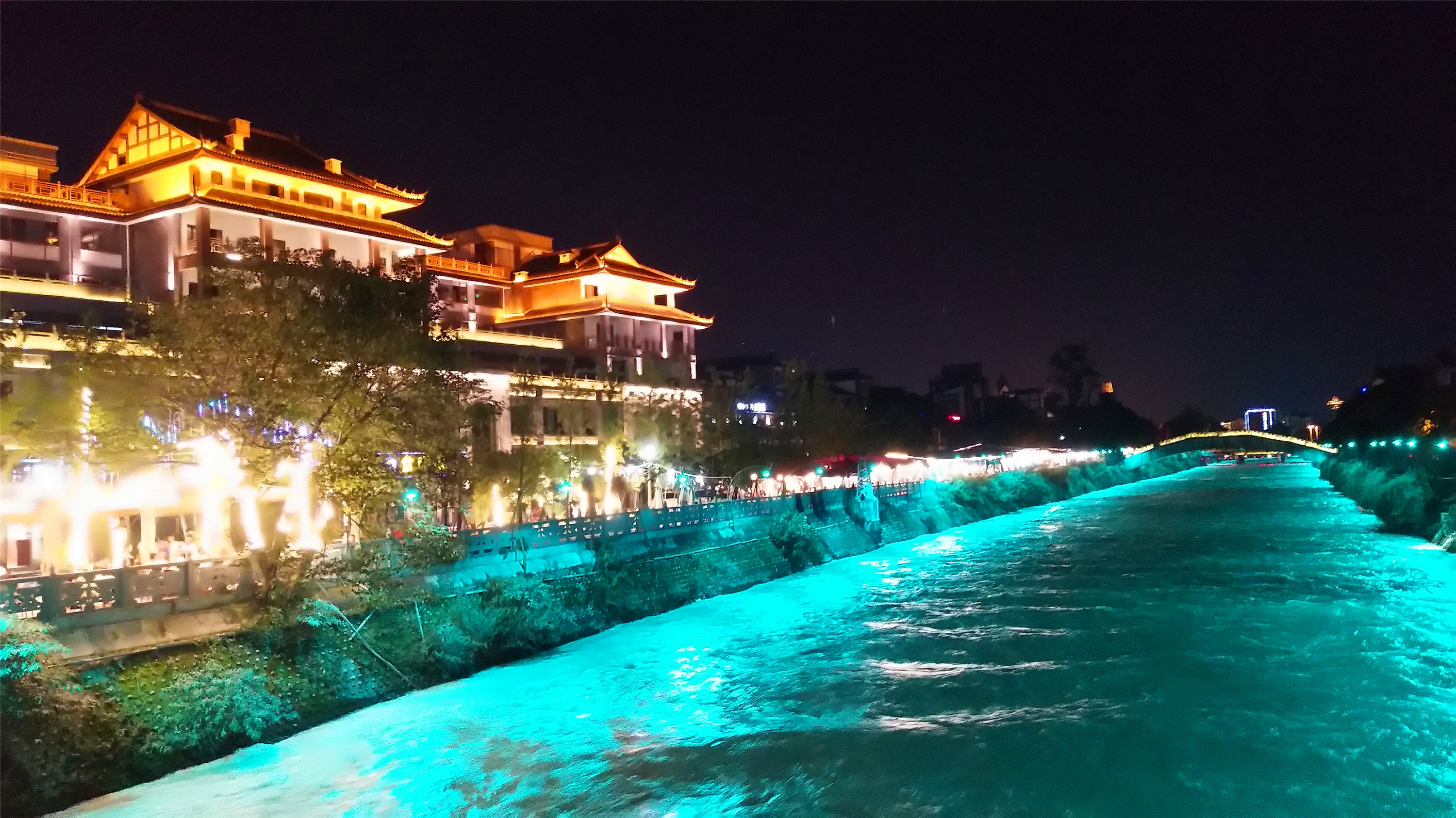 仰天窝广场 走马河边 水街都江堰傍晚都江堰老城区南桥广场