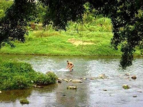 农村男孩下水游泳图片