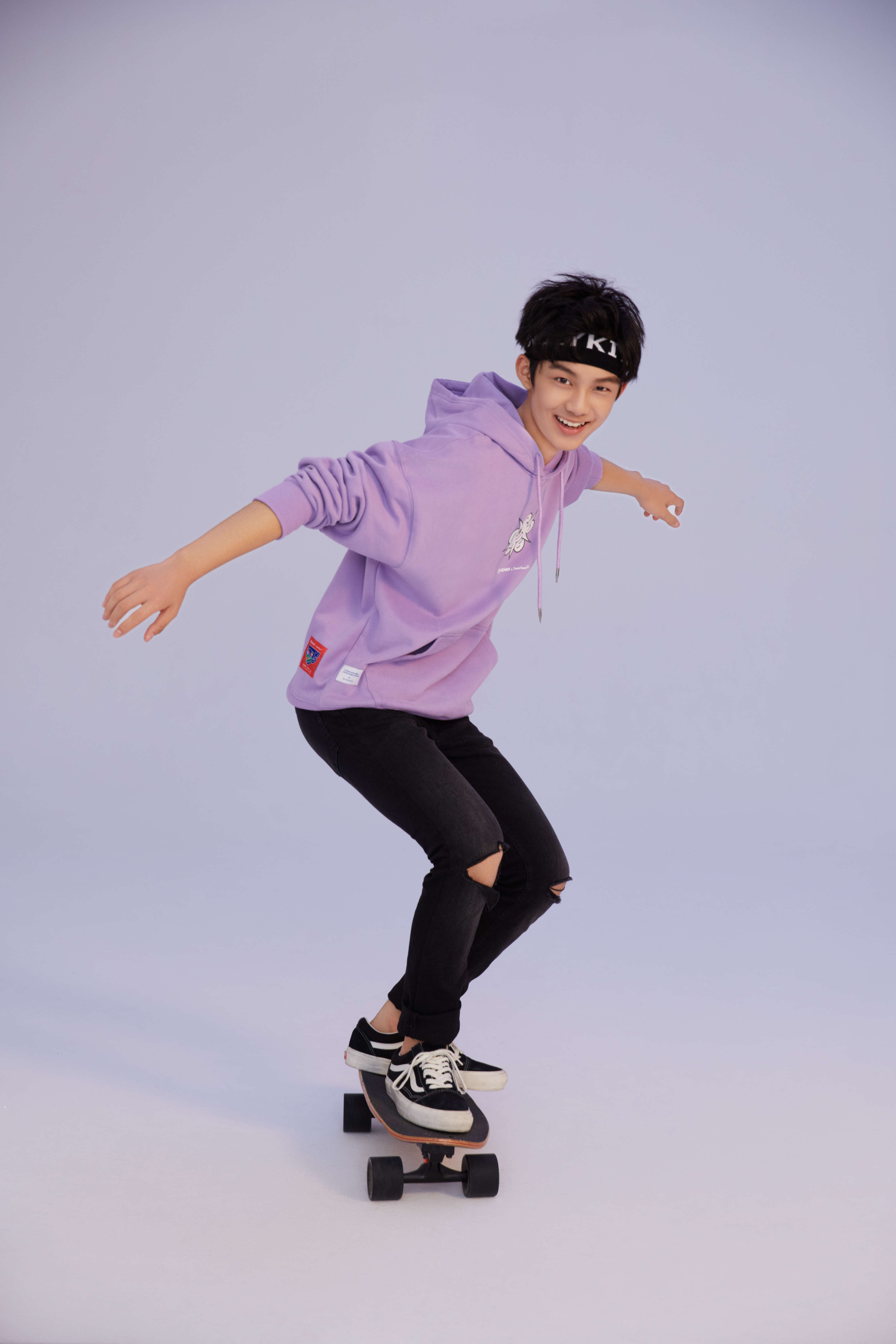 黄毅时尚运动写真曝光 滑板少年玩转帅气街头风