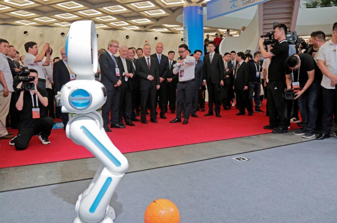 国务院副总理刘鹤出席2018世界机器人大会开幕式，参观优必选展台