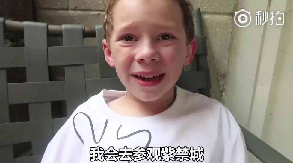 微博狂吸百万粉后,火遍全球的表情包网红——假笑男孩要来中国了!