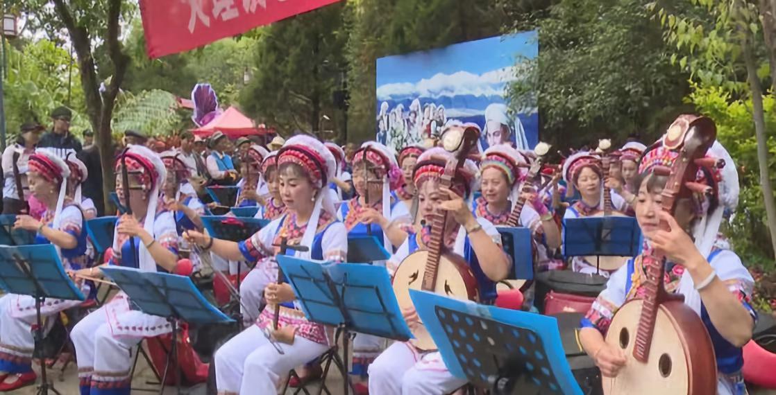 这一天,白族的男男女女都会聚集于蝴蝶泉边,对歌,跳舞,演奏洞经音乐.