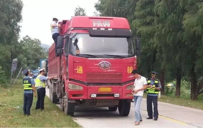 检查道路货运车辆,重点检查水泥槽罐车重点检查货运车辆和驾驶员资质