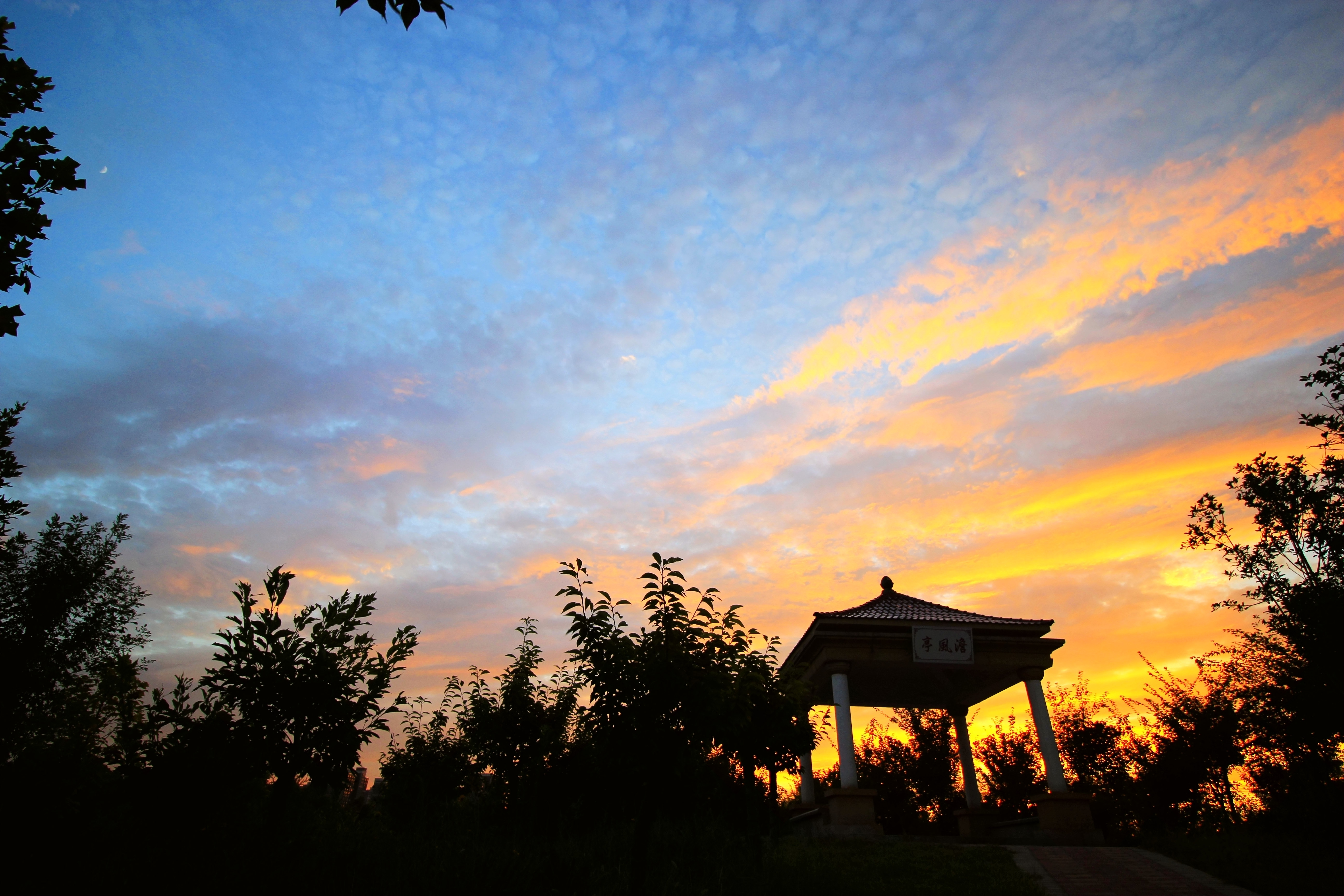 郑州七夕天空盛景彩云归处绕庭宵