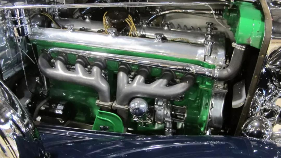 而且道森伯格model j采用的是直列八缸发动机,最大功率264马力,无论是