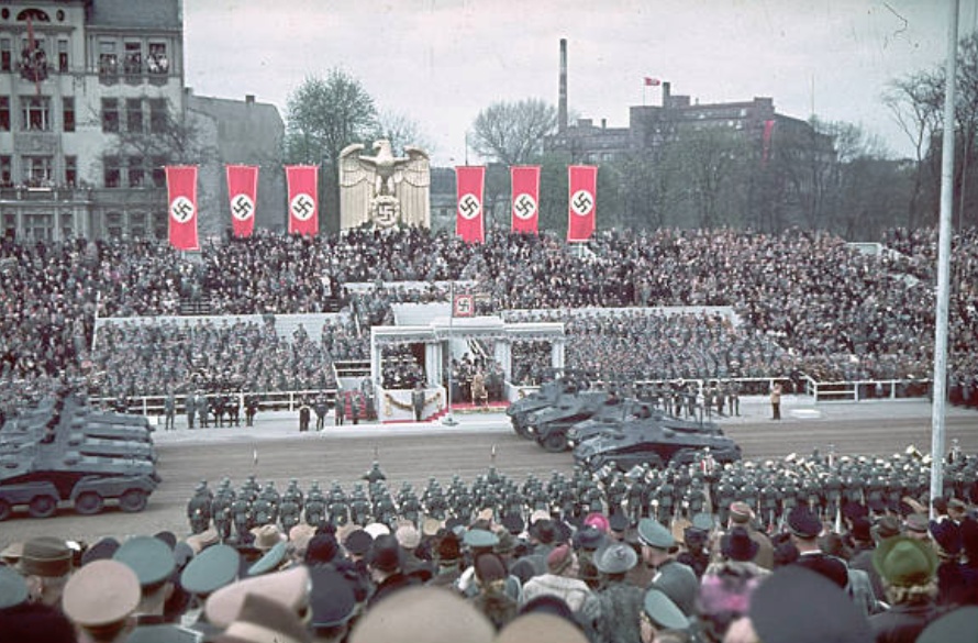上帝让其灭亡必先让其疯狂,看看二战前夕德国阅兵典礼中的惊人彩照