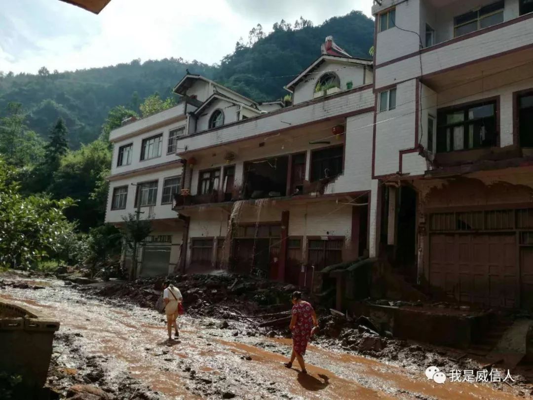 威信庙沟这个地方上月发生山洪大水直接从二楼窗户冲了进来