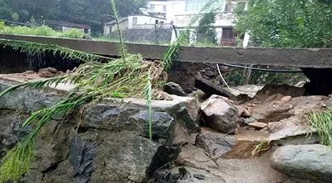 六安多個鄉鎮暴雨成災!房屋損毀,路面崩塌,農田被淹