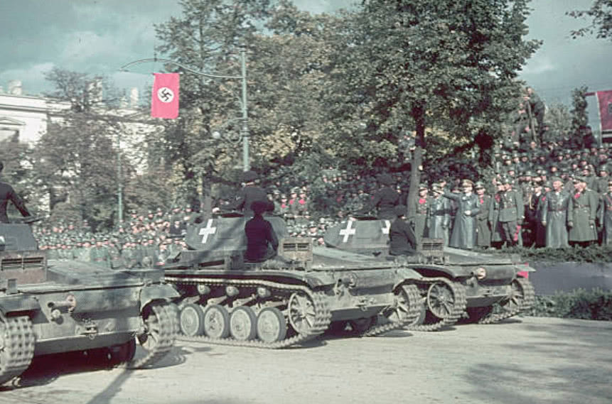 1939年10月德军占领了波兰全境后在华沙举行的胜利阅兵仪式,德军装甲