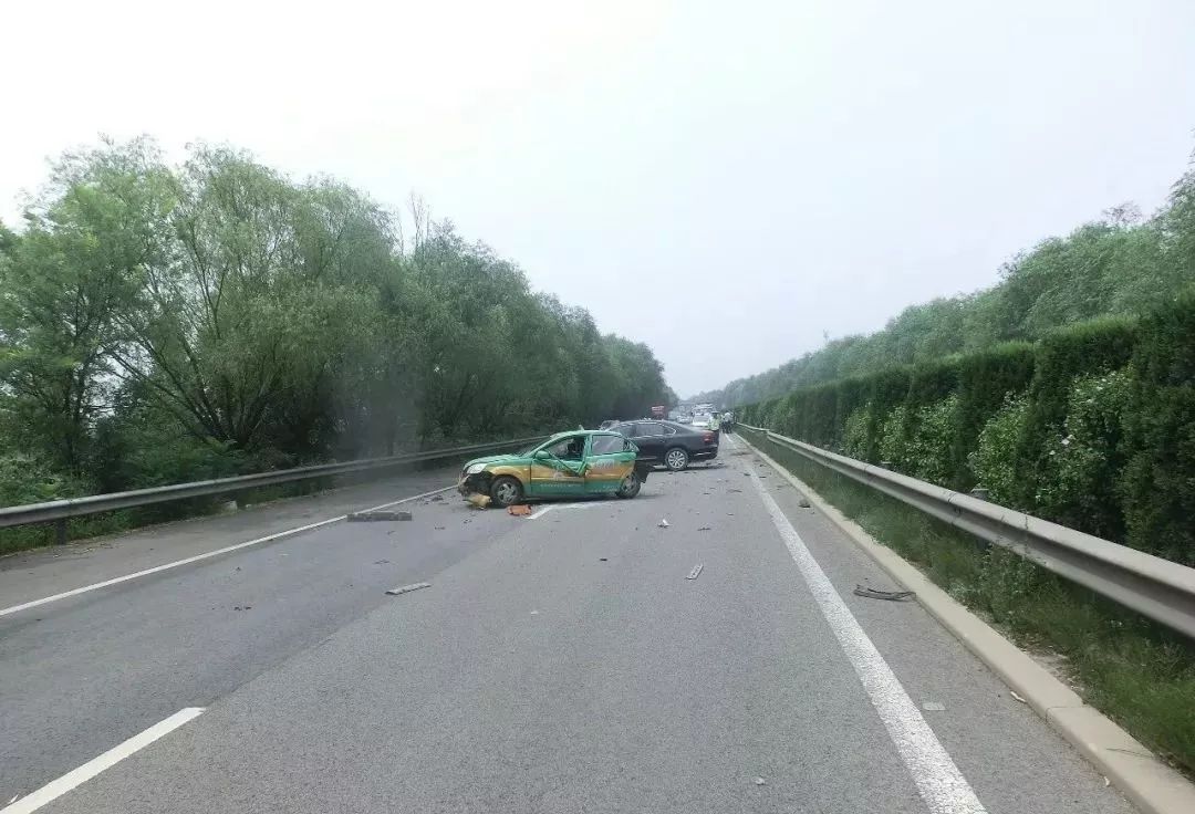 岳陽一司機在高速上發生車禍,現場一片狼藉!_山西省