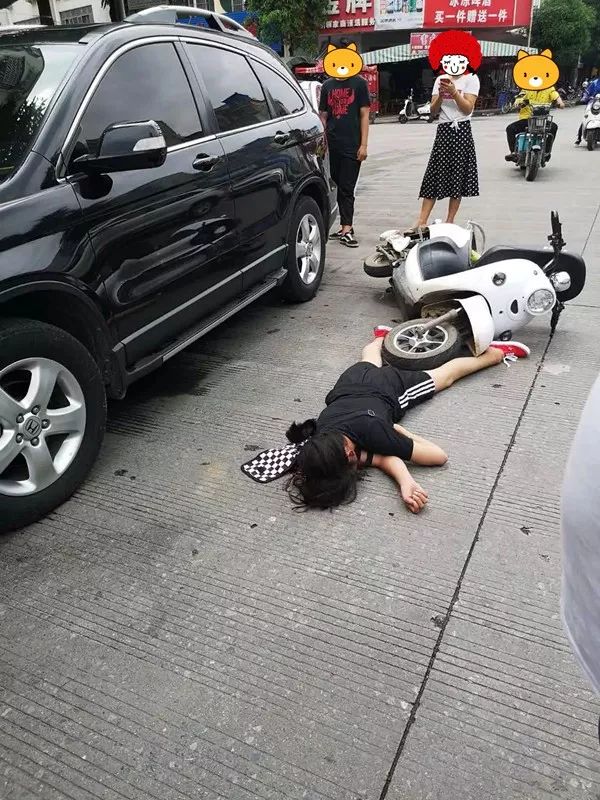 出事了!玉林一女子骑电车玩手机,撞上小车后倒地不起!