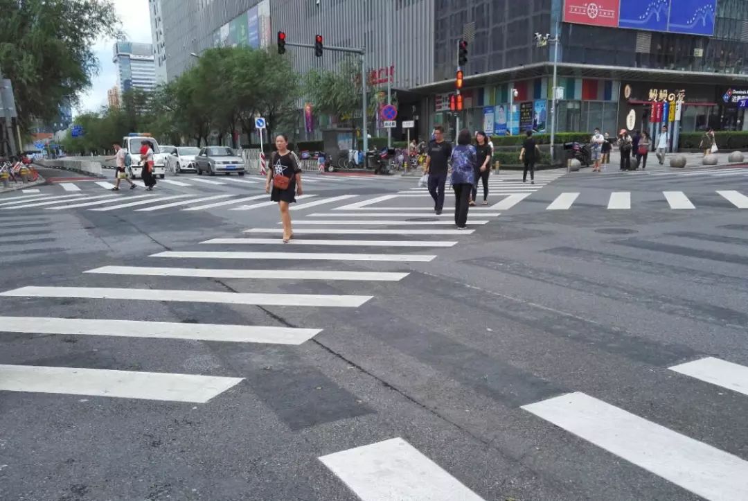 北京也有了全向十字路口行人可以沿人行橫道斜穿路口