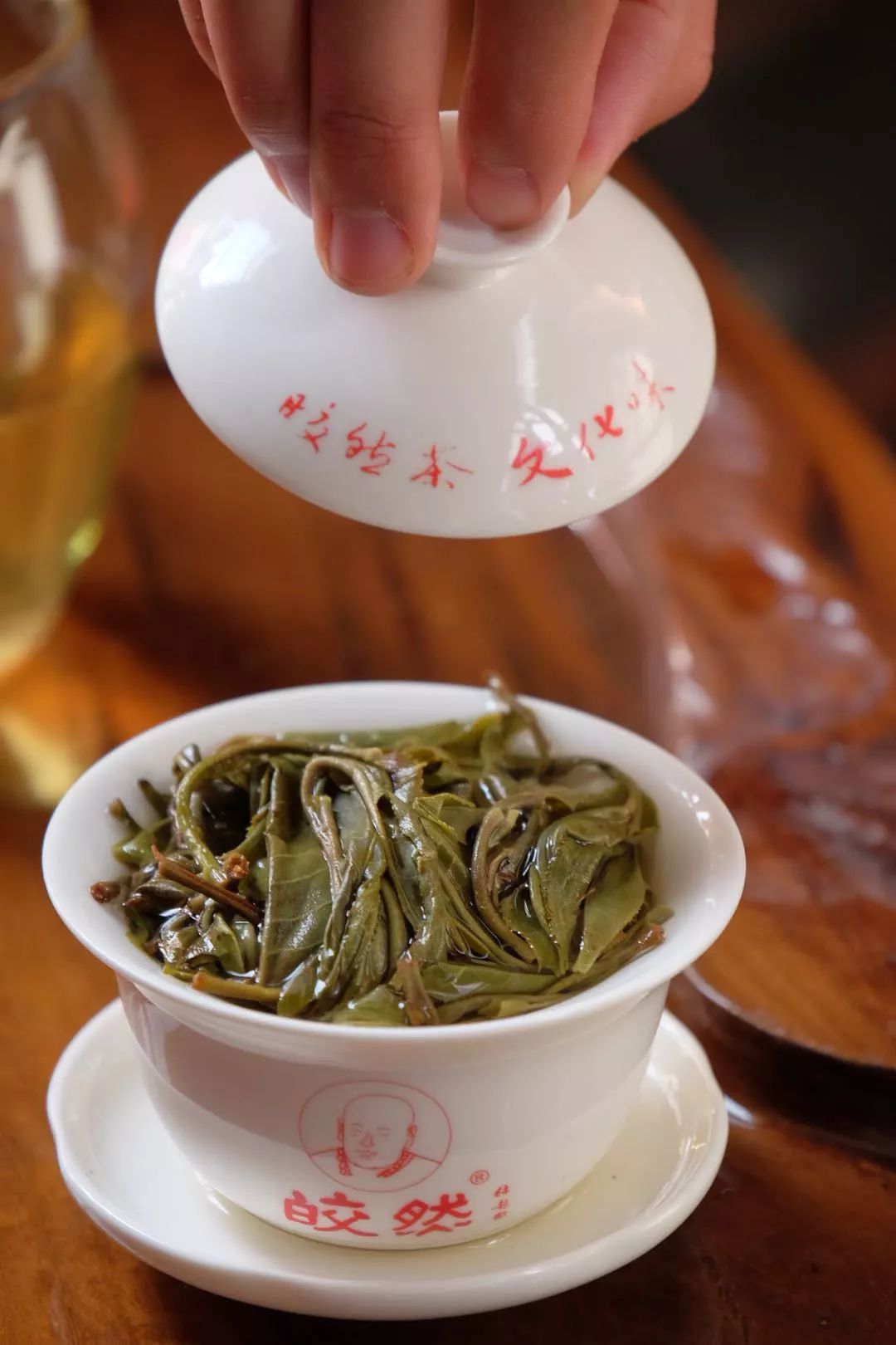 泡茶时,先让茶叶浸润舒展开来,才能比较容易泡出味道.润茶这一过程