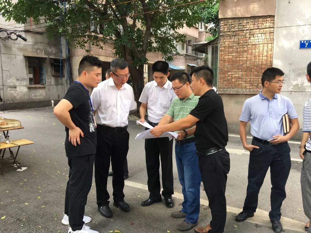 8月16日上午,花都区副区长姚汉钟带队到新华街广州北站东广场调研征拆