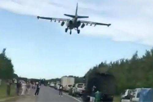 俄羅斯一軍機在繁忙高速公路著陸 驚呆路人 國際 第1張