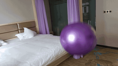 酒店里的瑜伽球使用图图片