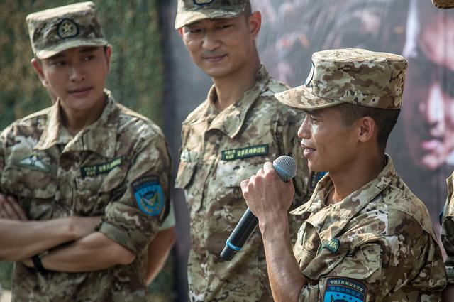 铁骨硬汉庄小龙帅气现身《伞兵魂》发布会