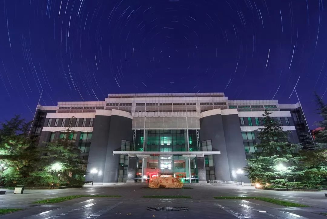 学院路图书馆星轨 摄影:宋彦辉从星辰的轨迹中你可窥见了自然的奥秘?