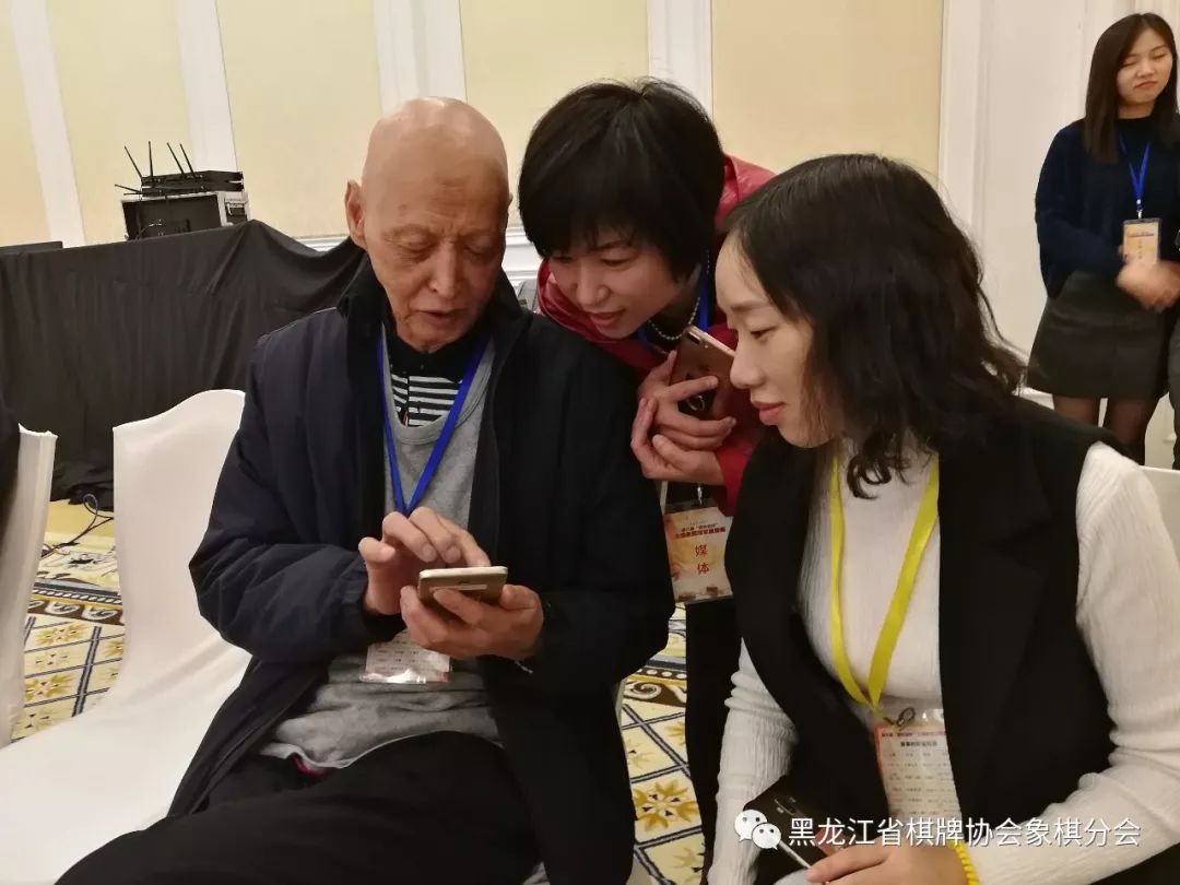 76岁的象棋特级大师,老东北虎王嘉良老师手持祥云火炬,作为北京奥