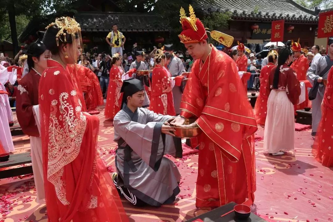 从现场布置到新人婚服,从婚典环节设置到典礼用具,均遵循宋代礼仪传统