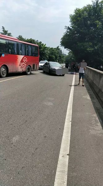 今天在观音桥发生了一起车祸!