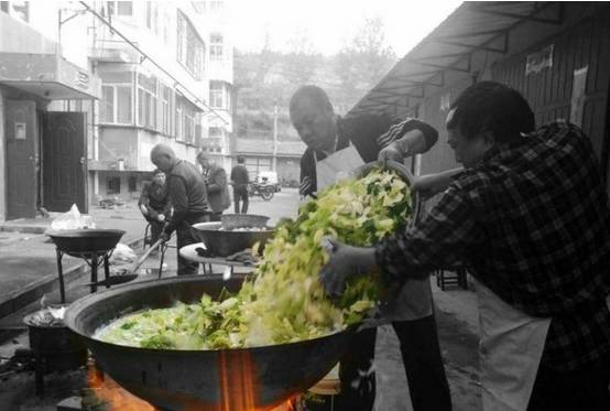 实拍农村大锅饭,这场面.城里人肯定没见过!