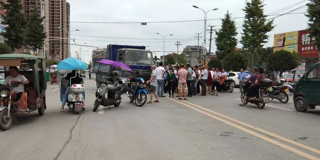 监利滨江未来城附近发生车祸货车与摩托相撞