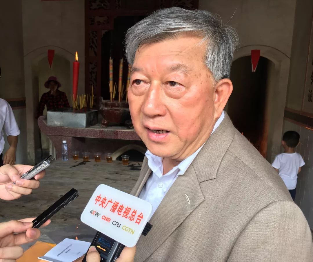 台湾新竹县长邱镜淳首次回梅州蕉岭祭祖