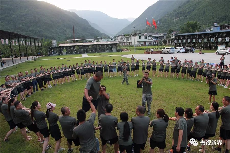 傳遞情報,動力繩圈等團隊挑戰項目,還開展了支援前線等軍事拓展活動