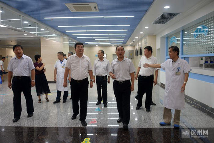 8月16日,首届医师节前夕,市人大常委会副主任吕德章一行到滨州医学院