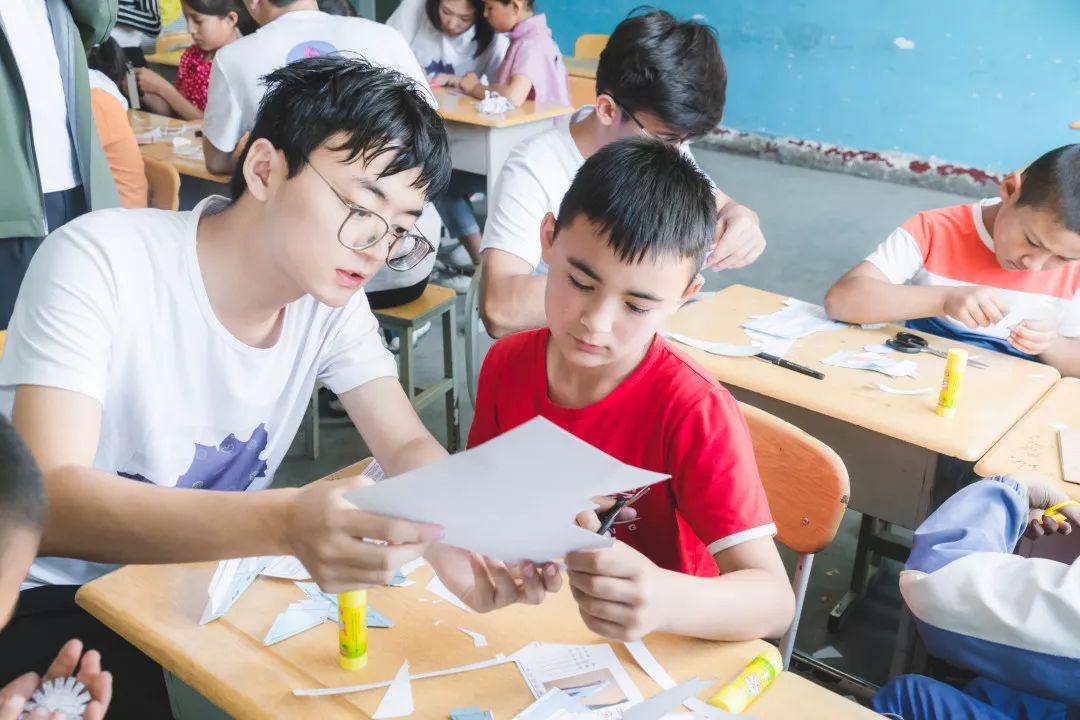 就在这始终空明澄澈的天空下,三栋黄色墙壁的教学楼组成的便是新疆