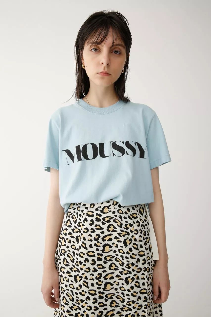 胸前moussy印花的logo t恤衫,logo字体选用的是较为女性化的字体,版型