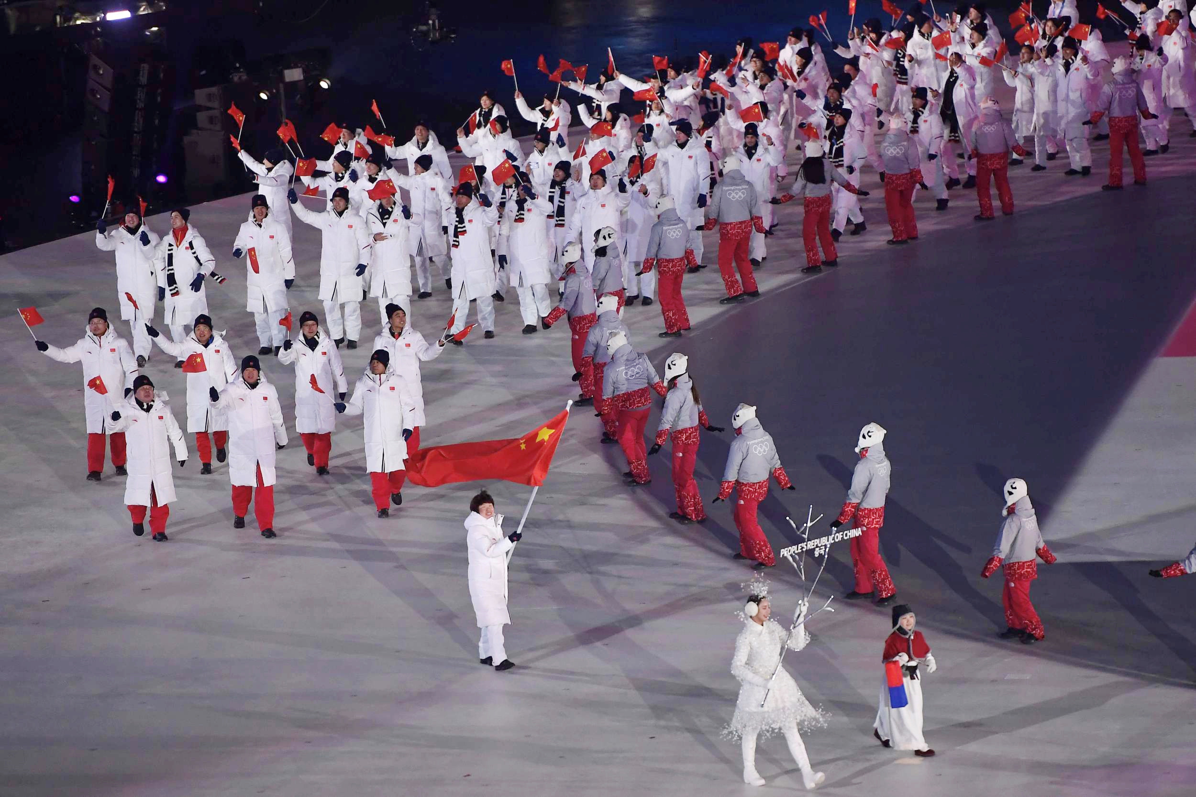 平昌冬奥会,中国代表团身穿安踏设计的羽绒服惊艳全场