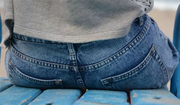 为何女性喜欢把手机放牛仔裤屁兜？科学研究真相了