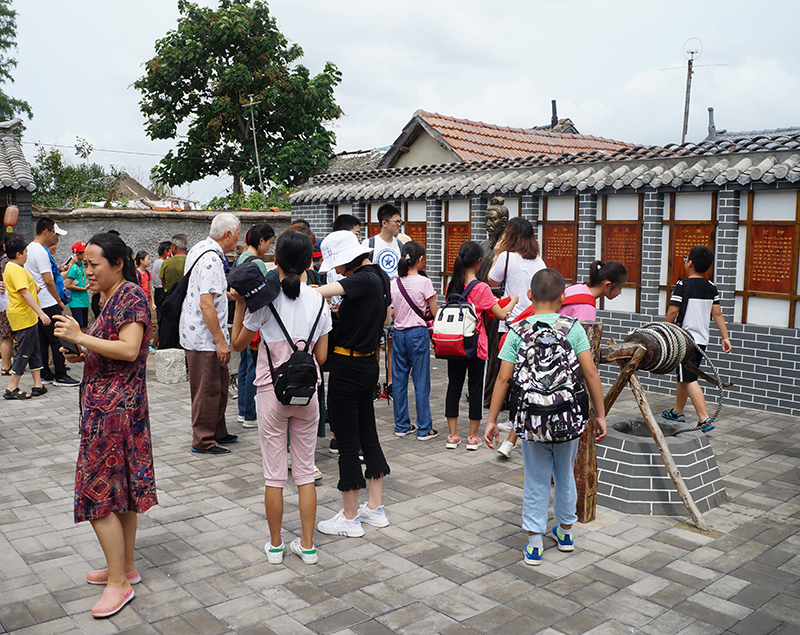 早有蜻蜓立上頭刻在牆上的樂毅論首發團遊客抵達古峴古峴九曲巷和美食