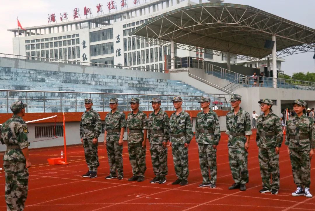 中午領完軍裝後開始了軍訓浦江縣職業技術學校2018級高一新生軍訓開始