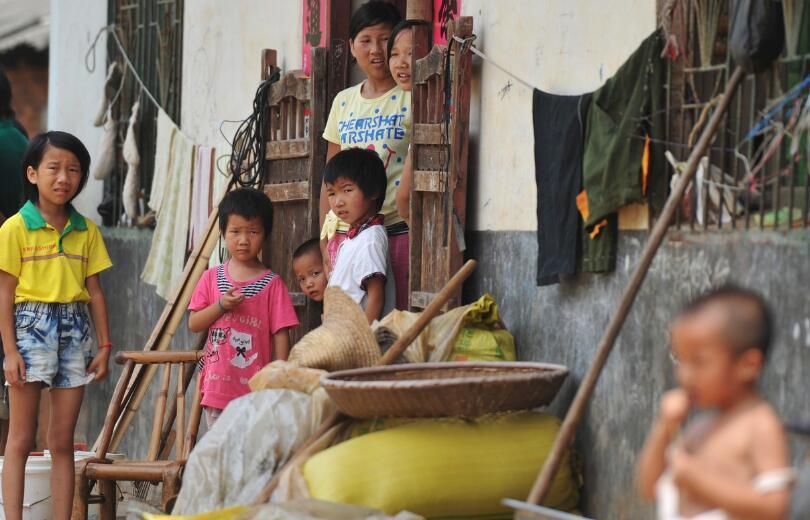 儿女都出去打工,老人的家成了幼儿园一屋八九个小孩