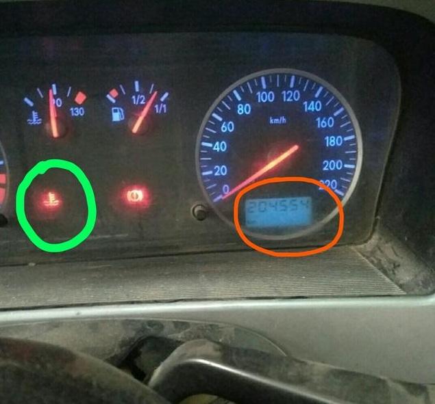 九年二十万公里的大众桑塔纳,仪表的故障灯让车主不敢继续开车!