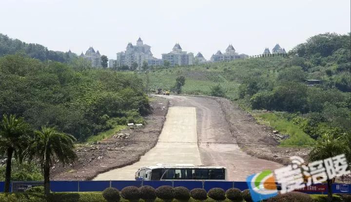 正在建设中的玉珠大道该段道路起点接聚业大道的南涪高速公路出口左侧