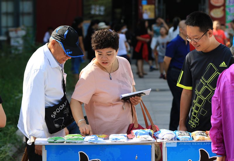 付凌云为居民讲解如何辨别真盐付凌云说,中国营养学会推荐每日食盐