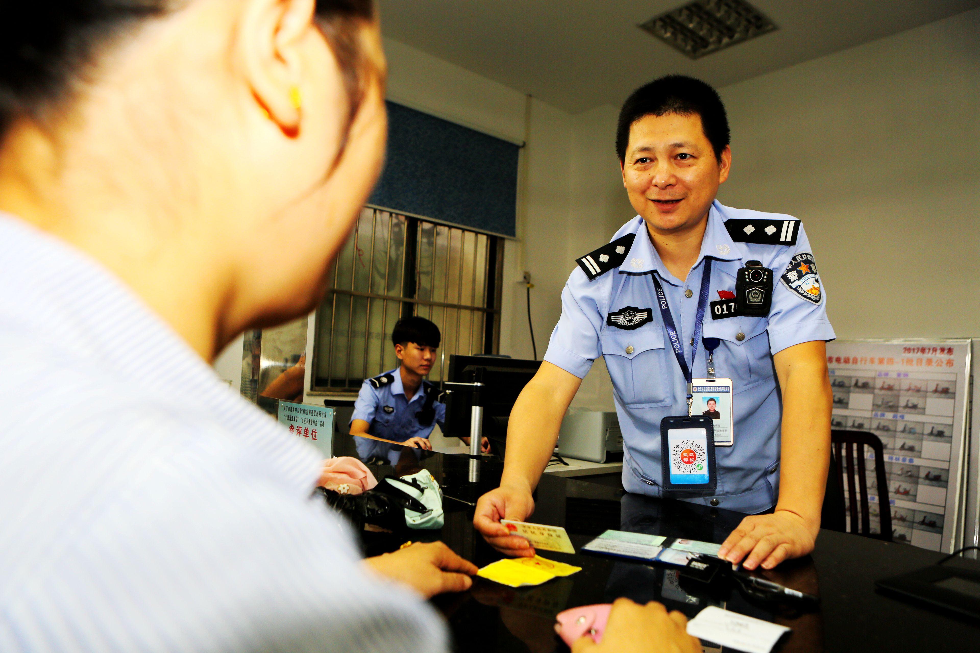 武漢東西湖區交警規範窗口辦證服務民警言行提升工作效率質量