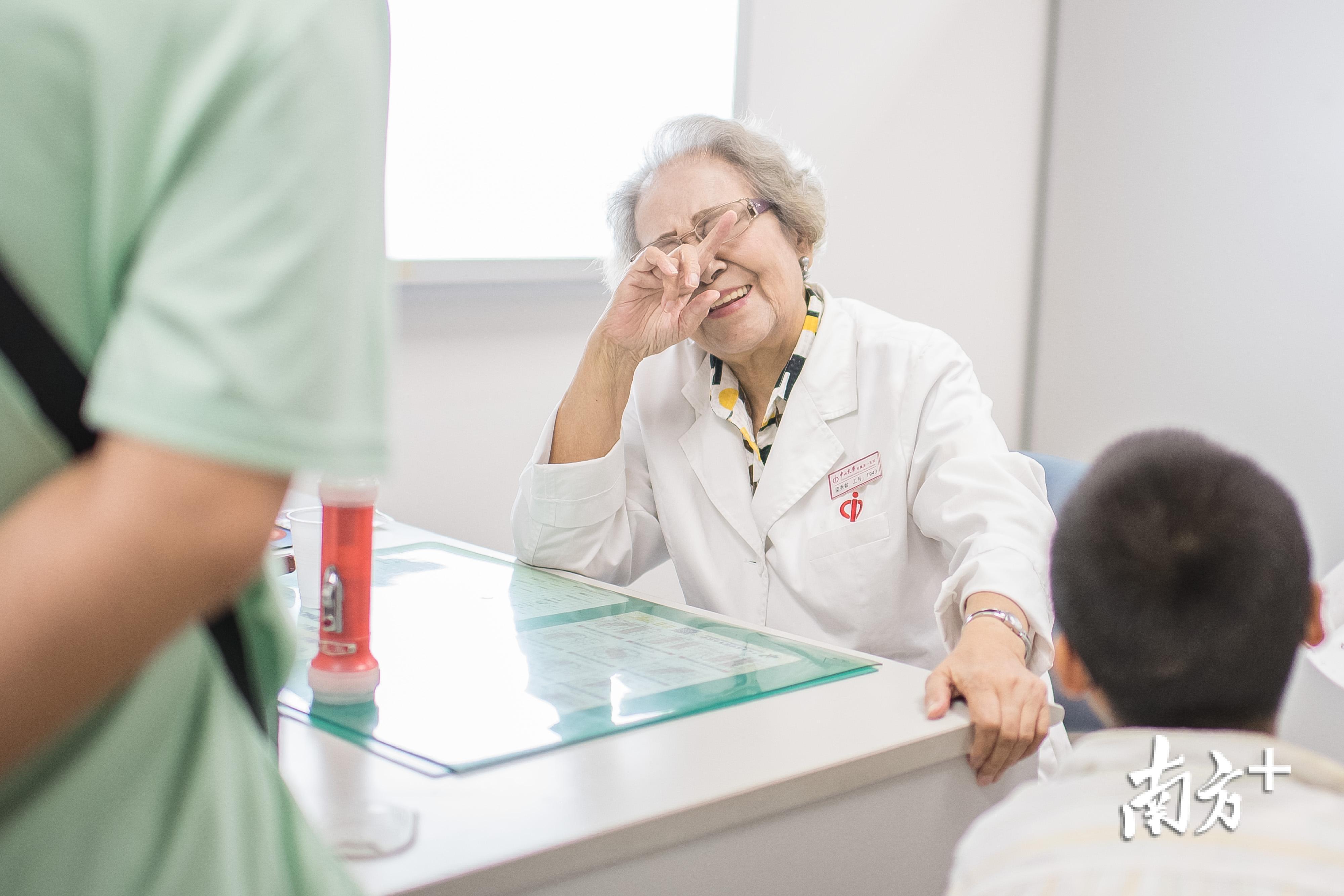 87岁穿旗袍出诊,说起理由这位女医生这么回答_梁秀龄