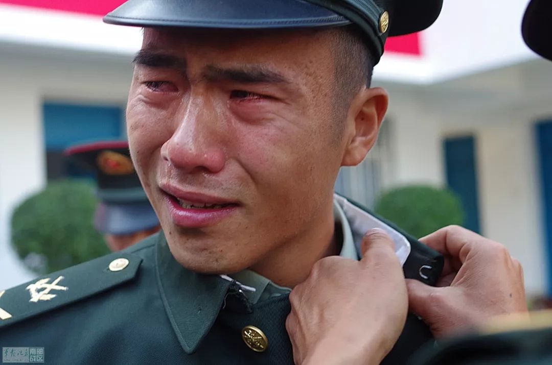 边防战士流泪图片