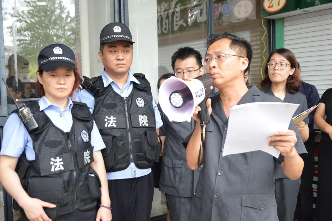 颱風天一群法警先後來到泰州大學城三所高校的食堂他們要強制