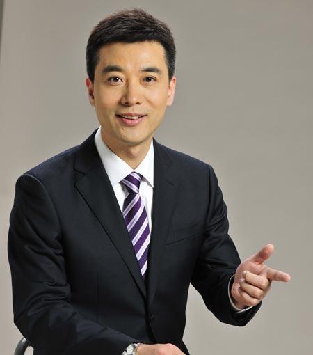 郭志坚被公认为以冷峻严肃为主要面部表情的央视播音员中笑容最多的