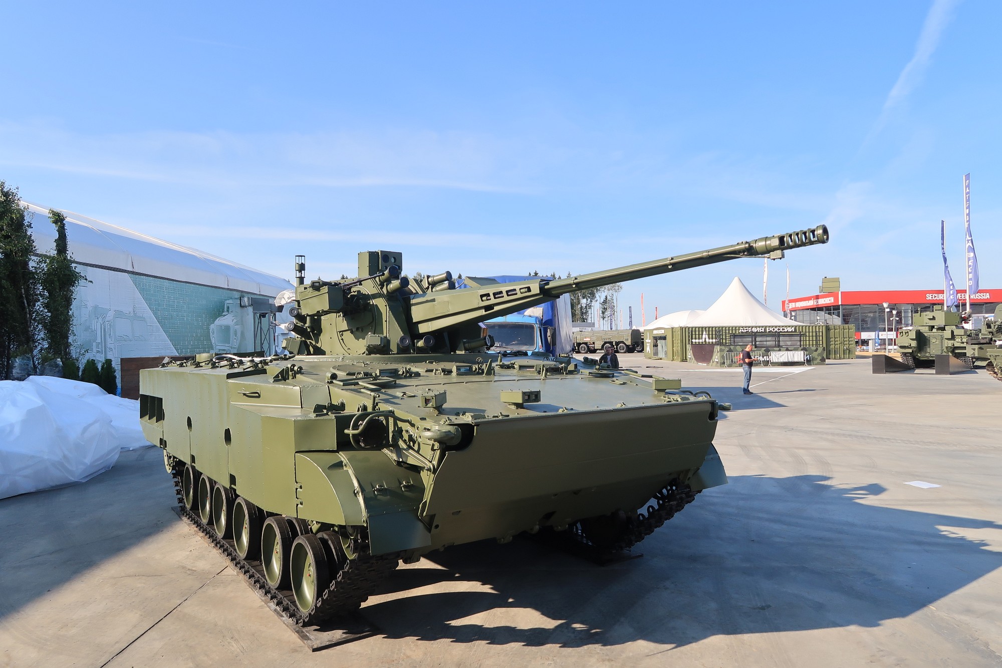 俄军事论坛展示最新升级版自行防空高炮