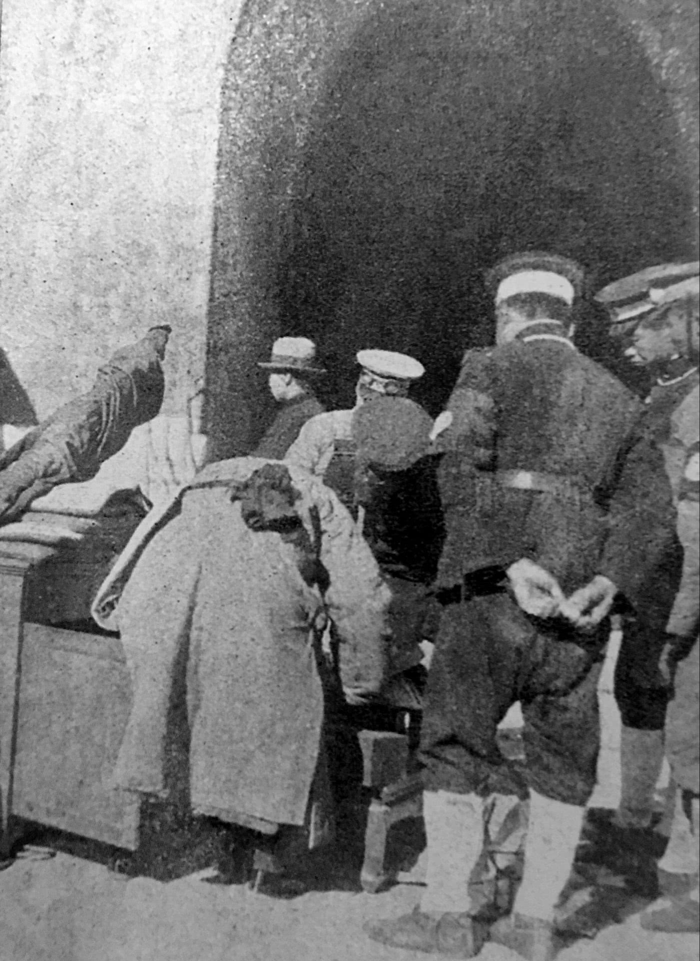 溥仪被驱逐出紫禁城时的老照片,太监宫女遭遣散集体抗议
