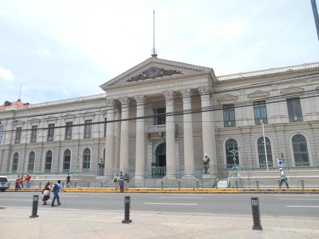 这里是萨尔瓦多共和国首都,矮楼多并非没钱建